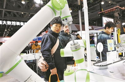 上海明確AI制造發(fā)展路線圖 物聯(lián)網(wǎng)技術(shù)服務(wù)的核心作用